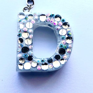 Llavero con letra inicial adornada a medida con diamantes de imitación incrustados.