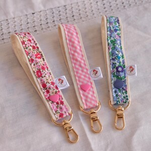 Keychain wristlet in pink fabric, Cute keychains wristlet for girls, Flowery fabric keychain, Gift for girls