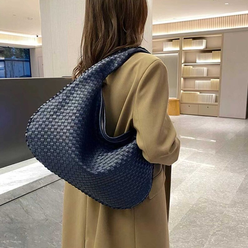 Borsa per gnocchi in pelle intrecciata a mano, borsa in tessuto Kont, borsa a tracolla in pelle vegana alla moda, borsa hobo da donna in tinta unita, borsa in pelle intrecciata immagine 9