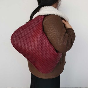 Sac pour boulettes en cuir tressé à la main, Sac tissé en Kont, Sac à bandoulière tendance en cuir végétalien, Sac hobo pour femme de couleur unie, Sac à main en cuir entrelacé image 4