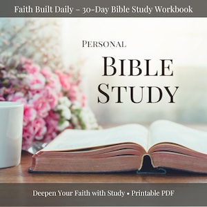 Könnte beinhalten: Eine geschlossene Bibel mit einem rosa Blumenstrauß im Hintergrund. Der Text auf dem Cover lautet "Faith Built Daily - 30-Day Bible Study Workbook", "PERSONAL BIBLE STUDY" und "Deepen Your Faith with Study - Printable PDF".
