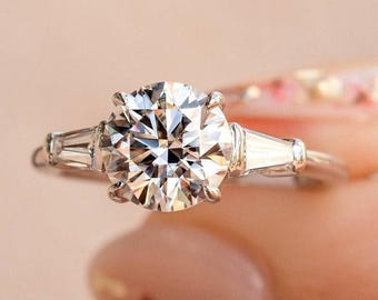 輝くラボグロウンダイヤモンドのエンゲージリング、スリーストーンの結婚指輪、テーパードバゲットダイヤモンドリング、クラシックトリロジーリング、記念日の贈り物