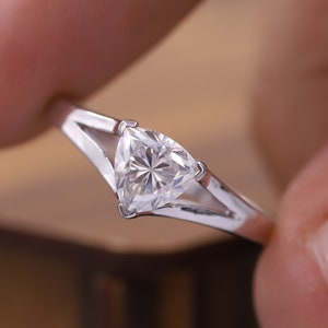 1.0 CT Trillion Cut Moissanite Engagement Ring, Unique Splite Shank Silver Wedding Ring, Solitaire Diamond Bridal Gift, Anniversary Ring