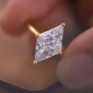 2.0 CT Trilliant Cut Moissanite Engagement Ring, Solitaire Wedding Ring, 14K Gold Kite Cut Anniversary Gift, Dainty Unique Promise Ring.