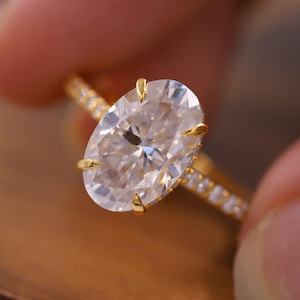 14k Gelbgold Versprechen Ring, Oval Moissanite Ehering, Versteckter Halo Verlobungsring, Pave Set Halbe Eternity Ring, Geschenk für Frauen