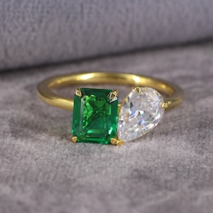 Double Stone Engagement Emerald Ring, Two Stone Toi et Moi Ring, Pear Cut Wedding Ring, Emerald Cut Mothers Gift, Emerald Green Stone Ring