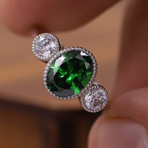 ブリリアントラウンドカット 2.0 CT グリーン モアッサナイト エンゲージリング、ソリッドゴールド スリーストーン ウェディングリング、ミルグレイン ハロー ブライダルリング、記念日のギフト