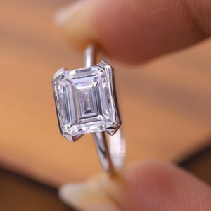 Smaragdschliff Lünette Set Solitär Verlobungsring, Ost-West Moissanite Diamant Versprechensring, halbe Lünette gesetzter Ehering, Geschenk für Frauen