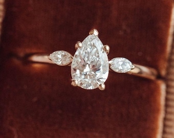 Pear Cut Lab gewachsener Diamantring, drei Stein-Verlobungsring, Lab erstellt Diamant-Ehering, Fünf-Zacken-Set Brautring, Jahrestagsgeschenk