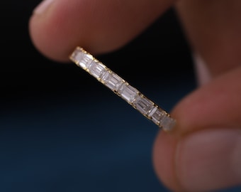 Esclusiva fede nuziale con moissanite taglio smeraldo da est a ovest, fede nuziale per proposta di matrimonio in oro rosa 14 carati, fede di fidanzamento a mezza eternità, delicata fede nuziale per anniversario