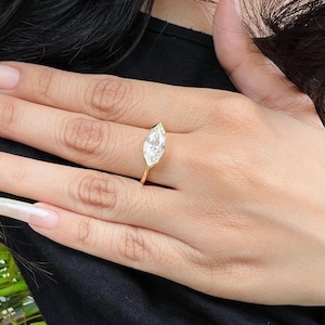 Anillo de boda único de marquesa de medio bisel de 2,0 ct, anillo de compromiso de moissanita del este oeste, anillo de aniversario de anillo horizontal, regalo para mujeres imagen 2