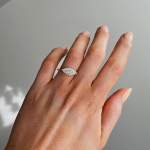 Anillo de boda único de marquesa de medio bisel de 2,0 ct, anillo de compromiso de moissanita del este oeste, anillo de aniversario de anillo horizontal, regalo para mujeres imagen 3
