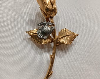 Broche vintage de rosa en tono dorado del Cuerpo de Marines de EE. UU. con emblema de los Marines en tono plateado.