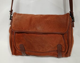 Bolso bandolera vintage Phillippe de piel y ante con solapa, color coñac, estilo bohemio de los años 70, estilo western.