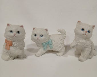 Figuritas de porcelana vintage Homco de gatos persas blancos con ojos azules y lazos (lote de 3)