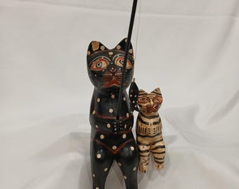 Juego de figuras de gatos pescadores de madera de Indonesia, talladas y pintadas a mano, arte popular, ideales para decorar estantes.