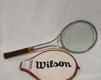 Raqueta de tenis Wilson T2000 de acero vintage con funda, empuñadura de 4 1/4, fabricada en EE. UU. por Jimmy Conners.
