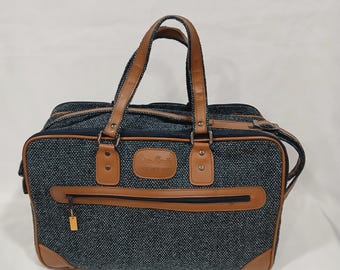 Bolso de viaje Pierre Cardin de tweed de los años 80, color azul con ribete de cuero marrón claro.