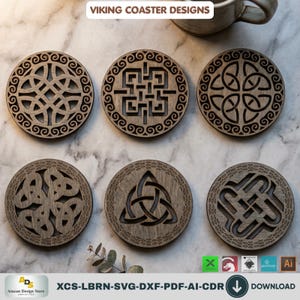 Op de afbeelding: Zes ronde houten onderzetters met ingewikkelde lasergesneden patronen, waaronder Keltische knopen, triquetra's en geometrische ontwerpen. De tekst VIKING COASTER DESIGNS staat bovenaan, met de bestandsformaten XCS-LBRN-SVG-DXF-PDF-AI-CDR onderaan.