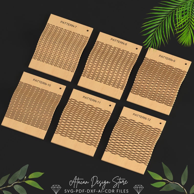 Pode incluir: Seis amostras de madeira com diferentes padr&otilde;es de corte a laser etiquetados "PATTERN-7" a "PATTERN-12". As amostras est&atilde;o dispostas em duas filas de tr&ecirc;s. O fundo &eacute; preto. O texto "Atacan Design Store" e "SVG-PDF-DXF-AI-CDR FILES" est&aacute; na parte inferior da imagem.