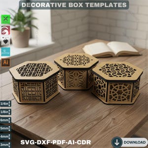Può includere: Tre modelli di scatole decorative in legno con intricati disegni geometrici. Le scatole sono esagonali con motivi tagliati al laser sui lati e sui coperchi. Il testo "DECORATIVE BOX TEMPLATES" è in alto. Il testo "SVG-DXF-PDF-AI-CDR" e "DOWNLOAD" è presente.