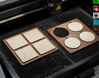 Op de afbeelding: Een houten sjabloon voor lasersnijden, met vierkante en ronde vormen. De sjabloon bevat vier vierkante uitsparingen en een apart stuk met drie ronde uitsparingen. Tekst op de afbeelding luidt "4x4" ROUND-SQUARE JIG TEMPLATE" en "SVG-DXF-PDF-AI-CDR".