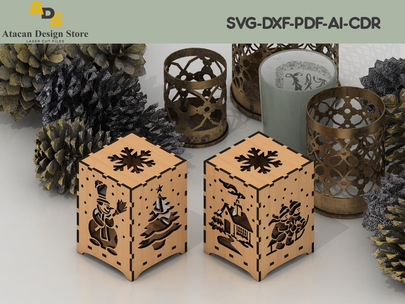 K&ouml;nnte beinhalten: Zwei Kerzenhalter aus Holz mit filigranen Ausschnitten von Winterszenen. Einer zeigt einen Schneemann und einen Weihnachtsbaum, der andere ein Haus und Kinder beim Schlittenfahren. SVG-DXF-PDF-AI-CDR.