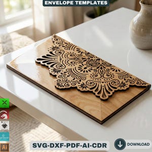 Peut inclure: Un modèle d'enveloppe en bois avec un motif complexe découpé au laser. Le modèle est brun clair avec une bordure marron foncé. Le texte "ENVELOPE TEMPLATES" et "SVG-DXF-PDF-AI-CDR" est visible.