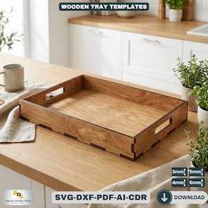 Può includere: Un vassoio rettangolare in legno con maniglie ritagliate, esposto su una superficie di legno chiaro. Il vassoio ha una finitura a venatura naturale e bordi marrone scuro. Il testo in alto recita "WOODEN TRAY TEMPLATES". Testo aggiuntivo: "SVG-DXF-PDF-AI-CDR" e opzioni di dimensioni.
