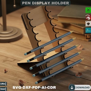 Può includere: Un espositore per penne in legno con la scritta "PEN DISPLAY HOLDER". Il supporto ha più fessure per penne e matite. Diverse matite sono esposte nel supporto. Il supporto è realizzato in legno chiaro e si trova su una superficie di legno.