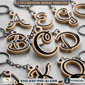Puede incluir: Llaveros de letras de madera con contornos negros y anillas plateadas. Los llaveros tienen varias formas de letras, incluyendo A, B, C y D. El texto "A TO Z KEYCHAIN JEWELRY TEMPLATES" está en la parte superior. La imagen también incluye el texto "SVG-DXF-PDF-AI-CDR" y "DOWNLOAD".