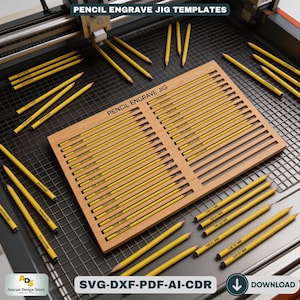 Op de afbeelding: Een witte keramische mok met een zwart handvat en de tekst "But First, Coffee" in een zwarte, vette letter. De mok staat op een wit oppervlak. De mok is ongeveer 10 cm hoog.