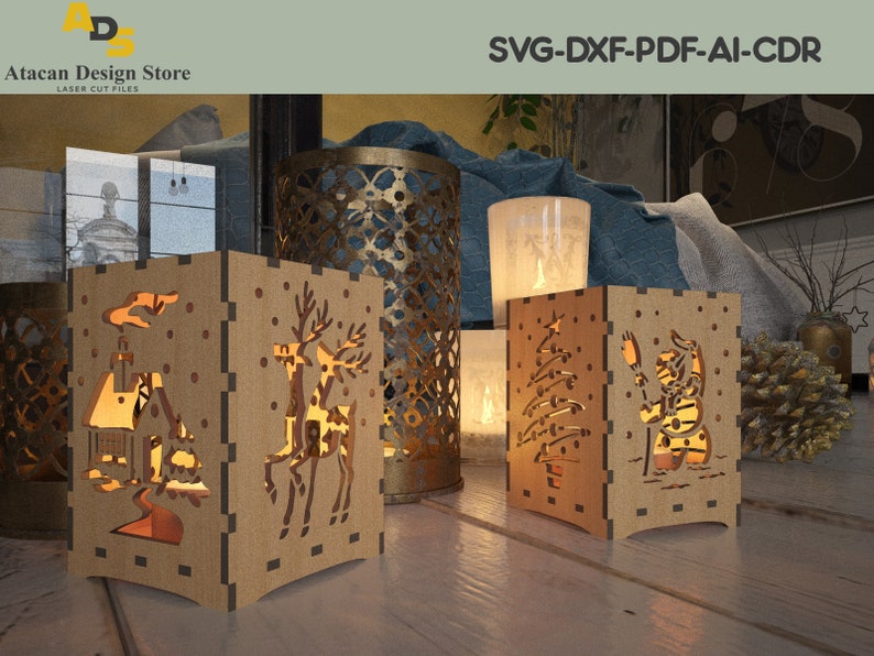 K&ouml;nnte beinhalten: Drei h&ouml;lzerne Weihnachtslaternen-Designs mit Ausschnitten. Die Laternen zeigen ein Rentier, einen Weihnachtsbaum und einen Schneemann. Die Laternen sind von innen beleuchtet und strahlen ein warmes Licht aus.