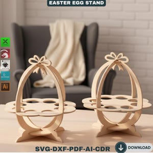 Op de afbeelding: Twee houten paaseierstandaards. Elke standaard heeft een eivormig frame met een bloemvormige plank om eieren in te plaatsen. Een strikdetail bekroont het frame. De tekst "EASTER EGG STAND" staat bovenaan.