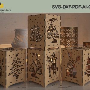 Könnte beinhalten: Sechs Kerzenhalter aus Holz mit verschiedenen Weihnachtsmotiven. Die Motive umfassen einen Schneemann, einen Weihnachtsbaum, ein Haus, ein Reh und einen Stern. Die Kerzenhalter sind aus hellbraunem Holz gefertigt und haben ein rustikales Aussehen.