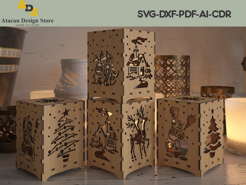 K&ouml;nnte beinhalten: Sechs Kerzenhalter aus Holz mit verschiedenen Weihnachtsmotiven. Die Motive umfassen einen Schneemann, einen Weihnachtsbaum, ein Haus, ein Reh und einen Stern. Die Kerzenhalter sind aus hellbraunem Holz gefertigt und haben ein rustikales Aussehen.