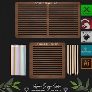 Può includere: Due dime per matite in legno con fessure orizzontali, etichettate "DOUBLE PENCIL JIG" e "SINGLE PENCIL JIG". L'immagine include un set di matite dai colori pastello, tasselli di legno e loghi per Xtool, Inkscape, Glowforge e Adobe Illustrator. È visibile anche il testo "Atacan Design Store".