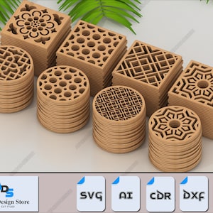 Puede incluir: Un conjunto de ocho azulejos de madera cortados con láser con intrincados diseños geométricos. Los azulejos están apilados en pilas de diferentes alturas. Los azulejos están disponibles en los formatos SVG, AI, CDR, DXF y PDF. Atakan Design Store Ficheros de corte por láser.