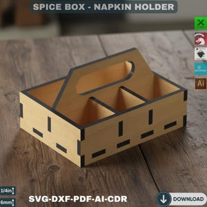 Może przedstawiać: Jasny drewniany pojemnik na przyprawy i serwetki z uchwytem. Pudełko ma trzy przegródki i jest ozdobione czarnymi wykończeniami. Tekst "SPICE BOX - NAPKIN HOLDER" znajduje się na górze. Wymiary to 1/4 cala i 6 mm.