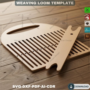 Pode incluir: Um modelo de tear de madeira com uma alça e ranhuras, e uma navete separada. O texto "WEAVING LOOM TEMPLATE" está no topo. O modelo é feito de madeira clara e está sobre uma superfície de madeira.