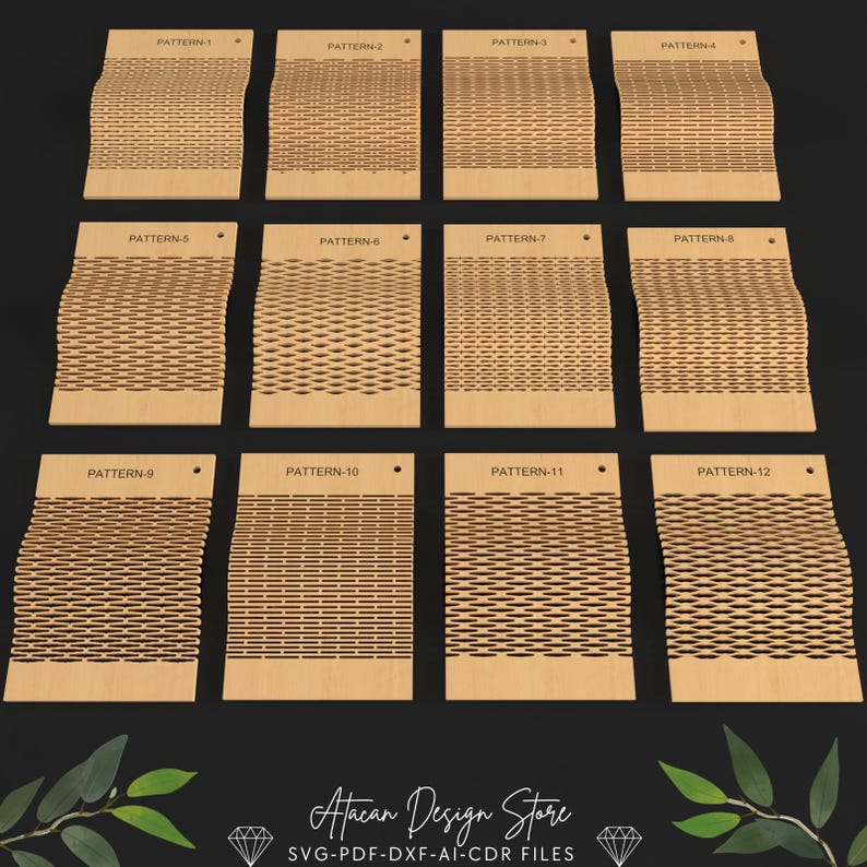Pode incluir: Doze padr&otilde;es diferentes de corte a laser para projetos de madeira. Os padr&otilde;es s&atilde;o numerados de 1 a 12 e s&atilde;o mostrados em um fundo marrom claro. O texto "Atacan Design Store" e "SVG-PDF-DXF-AI-CDR FILES" est&aacute; na parte inferior da imagem.