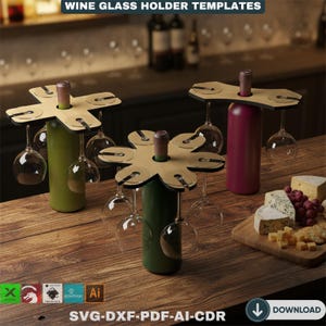 Puede incluir: Plantillas de portavasos de vino de madera con un diseño en forma de flor, que sostienen copas de vino y botellas. La imagen incluye una tabla de cortar con queso y uvas. El texto "WINE GLASS HOLDER TEMPLATES" está en la parte superior.