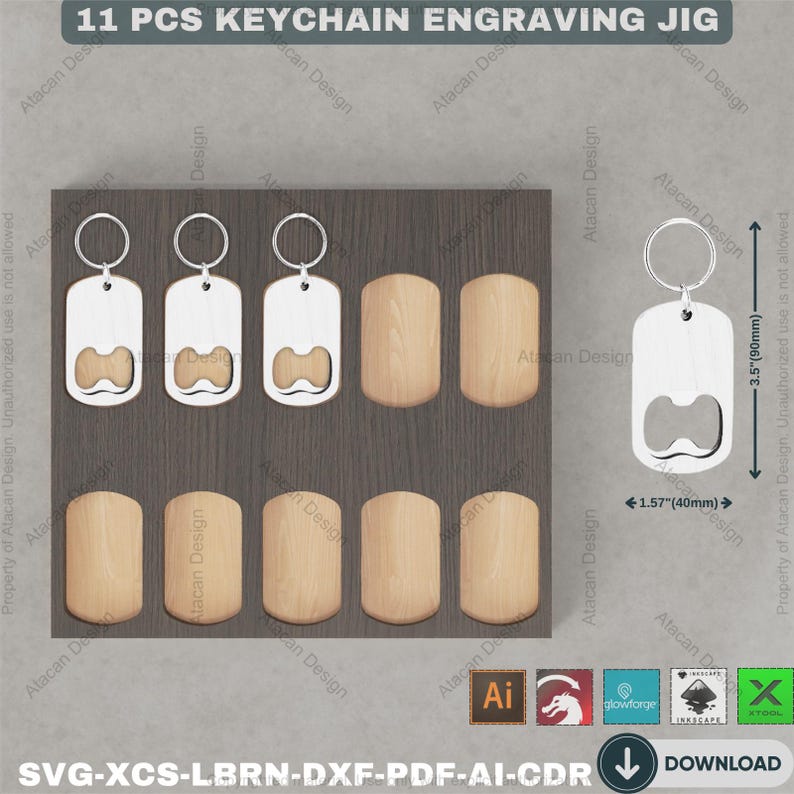 Pu&ograve; includere: Un assortimento di 11 dime per incisione portachiavi. Il set include portachiavi apribottiglie in metallo e pezzi rettangolari in legno. Il testo "11 PCS KEYCHAIN ENGRAVING JIG" &egrave; in alto. Il portachiavi &egrave; lungo 90 mm e largo 40 mm.