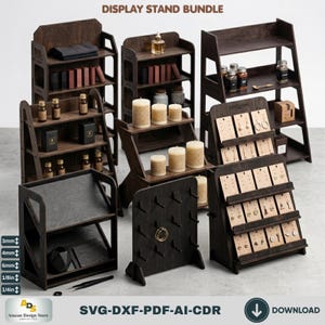 Puede incluir: Una colección de expositores de madera marrón oscuro para venta al por menor u organización, incluyendo estanterías escalonadas, un soporte para tarjetas de pendientes y un panel perforado. Texto: DISPLAY STAND BUNDLE y SVG-DXF-PDF-AI-CDR.