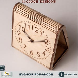 Puede incluir: Un reloj de escritorio de madera clara con perfil triangular, números cortados con láser del 1 al 12 y manecillas de metal oscuro. La superficie superior tiene una textura acanalada. Texto: 11-CLOCK DESIGNS, 1/8in, 3mm, Atacan Design Store, SVG-DXF-PDF-AI-CDR.