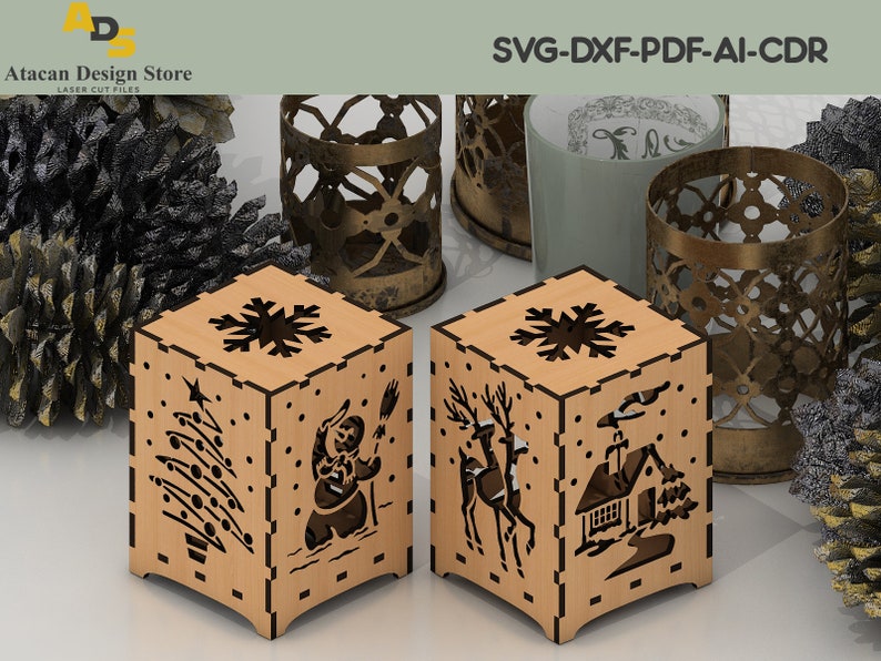 K&ouml;nnte beinhalten: Zwei Kerzenhalter aus Holz mit filigranen Ausschnitten von Winterszenen. Einer zeigt einen Schneemann, einen Weihnachtsbaum und Schneeflocken. Der andere zeigt ein Reh, ein Haus und Schneeflocken. SVG-DXF-PDF-AI-CDR