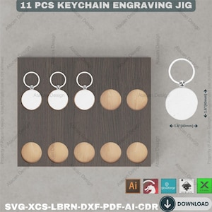 Pu&ograve; includere: Un'esposizione di 11 dime per incisione di portachiavi. Il set include portachiavi rotondi e argentati con superfici bianche e cerchi in legno. Il testo "11 PCS KEYCHAIN ENGRAVING JIG" &egrave; in alto. I portachiavi hanno un diametro di 40 mm.