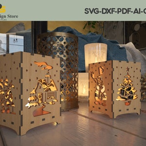 K&ouml;nnte beinhalten: Drei h&ouml;lzerne Weihnachtslaternen-Designs mit Ausschnitten eines Schneemanns, eines Weihnachtsbaums und eines Hauses. Die Laternen sind von innen beleuchtet und strahlen ein warmes Licht aus.