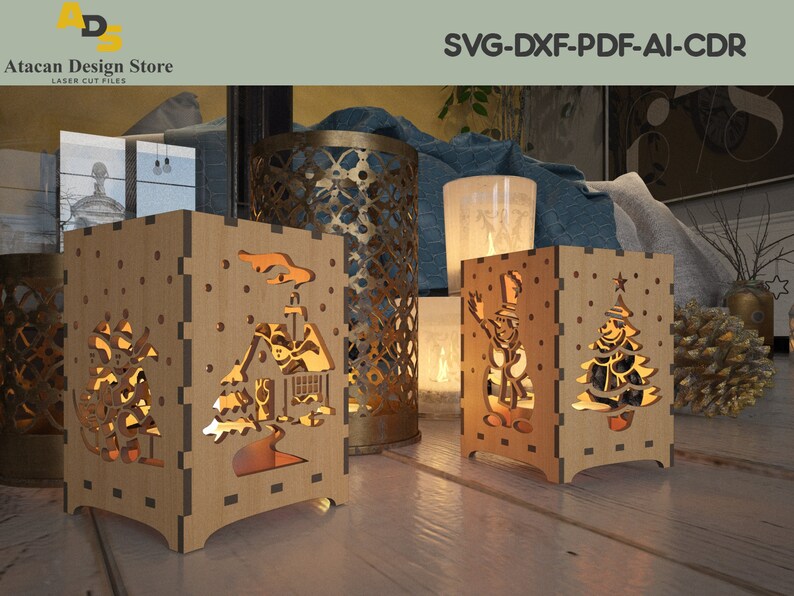 K&ouml;nnte beinhalten: Drei h&ouml;lzerne Weihnachtslaternen-Designs mit Ausschnitten eines Schneemanns, eines Weihnachtsbaums und eines Hauses. Die Laternen sind von innen beleuchtet und strahlen ein warmes Licht aus.