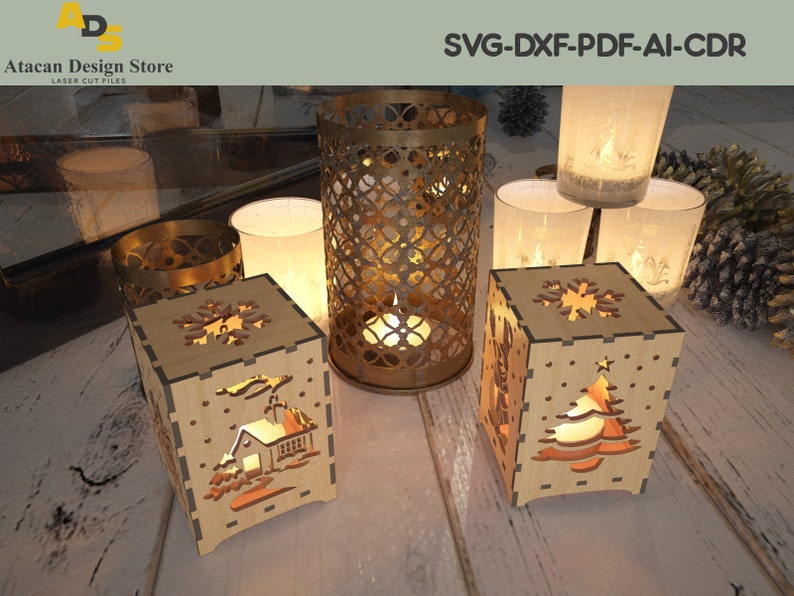 K&ouml;nnte beinhalten: Vier Kerzenhalter aus Holz mit filigranen Laser-Schnitten. Die Designs beinhalten eine Schneeflocke, einen Weihnachtsbaum, ein Haus und ein geometrisches Muster. Die Kerzenhalter werden von Kerzen im Inneren beleuchtet.